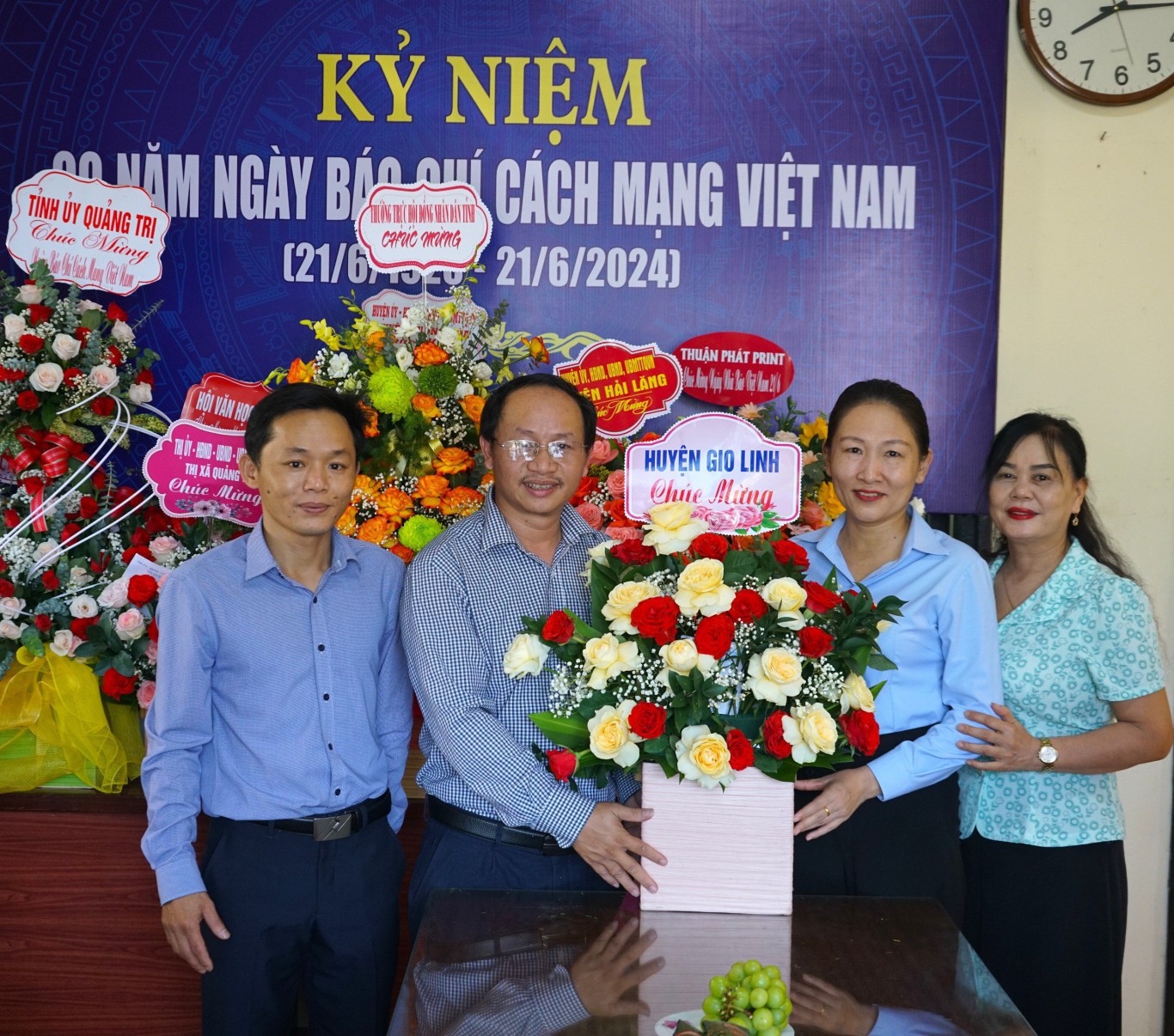 Huyện ủy-HĐND-UBND-UBMTTQVN huyện Gio Linh tặng hoa ch&uacute;c mừng